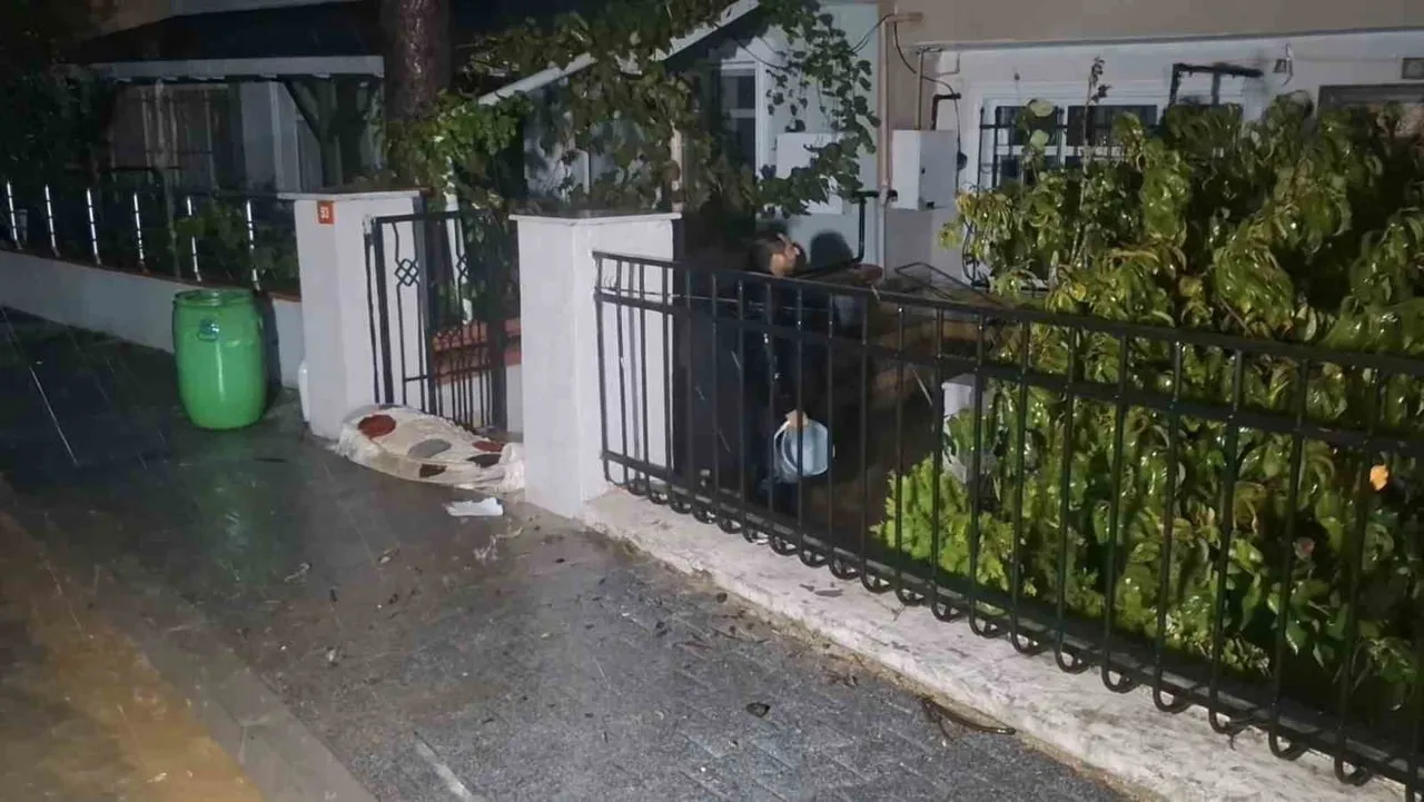 İSTANBUL'U ETKİSİ ALTINA ALAN ŞİDDETLİ YAĞIŞ NEDENİYLE BEYKOZ'DA EVLERİN GİRİŞ KATINI SU BASARKEN...