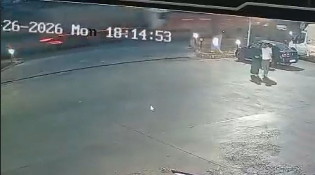 KONYA’NIN KARAPINAR İLÇESİNDE PANCAR YÜKLÜ TRAKTÖRE AYNI YÖNDE SEYREDEN TIRIN ÇARPMASI SONUCU...