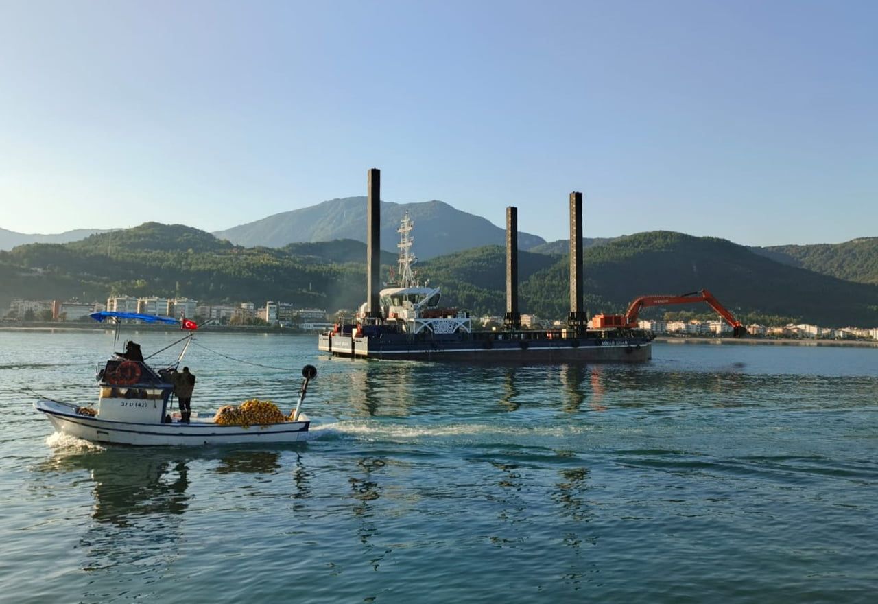 KASTAMONU'NUN CİDE İLÇESİNDE BULUNAN LİMANDA OLUŞAN MİLİN TEMİZLENMESİ İÇİN ÇALIŞMA...