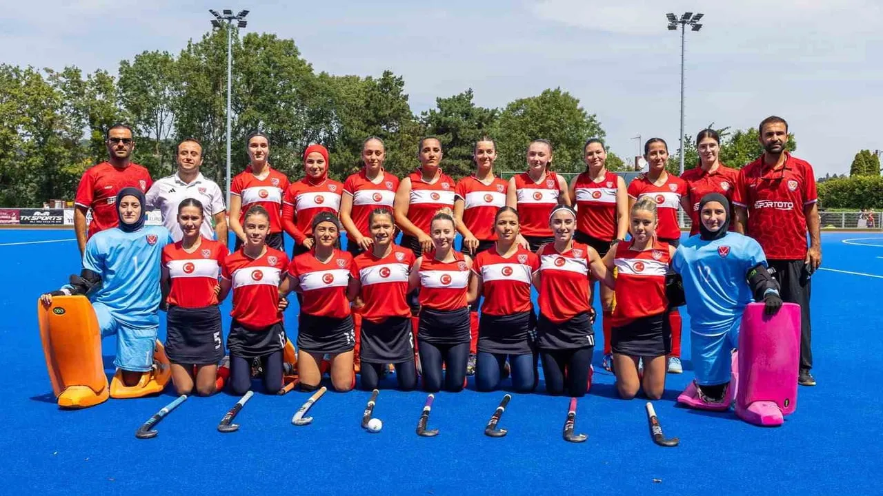 MUĞLALI SPORCULARIN GURUR YILI: ÜMİT MİLLİ KADIN HOKEY TAKIMI AVRUPA 4’ÜNCÜSÜ OLDU