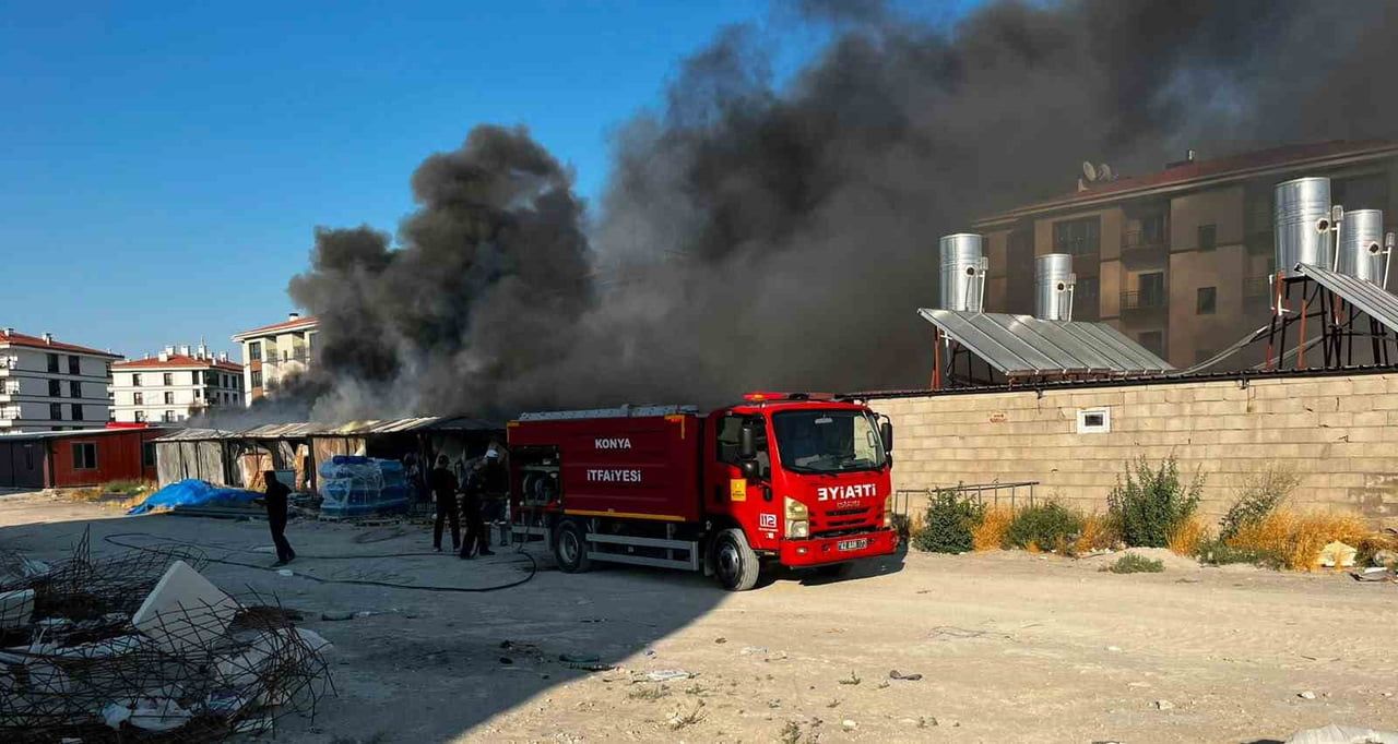 KONYA'NIN KARAPINAR İLÇESİNDE YAPIMI DEVAM EDEN TOKİ KONUTLARININ İNŞAAT SAHASINDA ÇIKAN YANGIN...