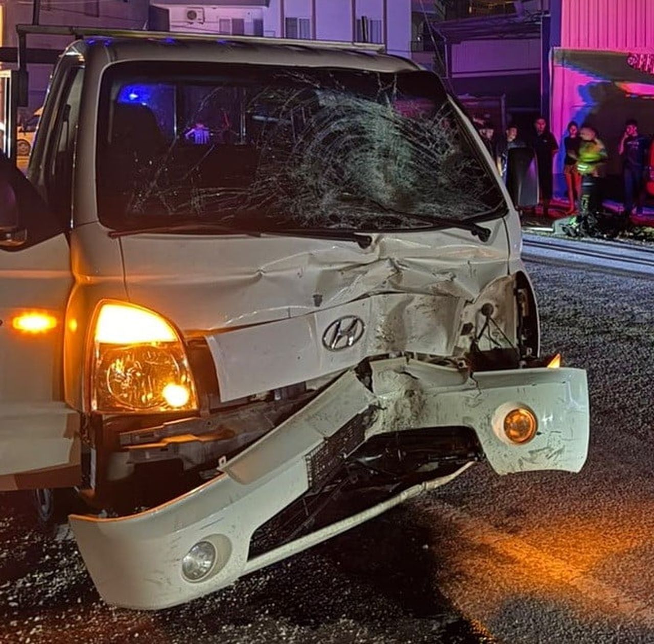 MERSİN'İN ERDEMLİ İLÇESİNDE KAMYONETLE ÇARPIŞAN MOTOSİKLETİN 16 YAŞINDAKİ SÜRÜCÜSÜ OLAY YERİNDE...