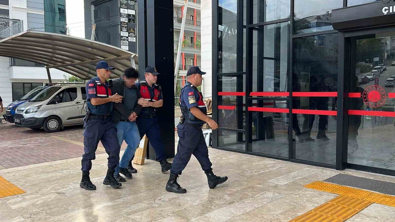NTALYA'NIN ALANYA İLÇESİNDE İKİ KUŞA YÖNELİK VAHŞİ EYLEMLERİNİ CEP TELEFONU KAMERASIYLA KAYDEDEREK...