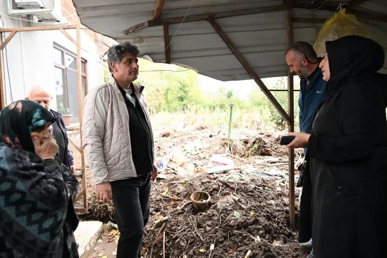 KARTEPE BELEDİYE BAŞKANI MUSTAFA KOCAMAN, İLÇEDE ETKİLİ OLAN ŞİDDETLİ YAĞIŞLARIN ARDINDAN EVLERİ...