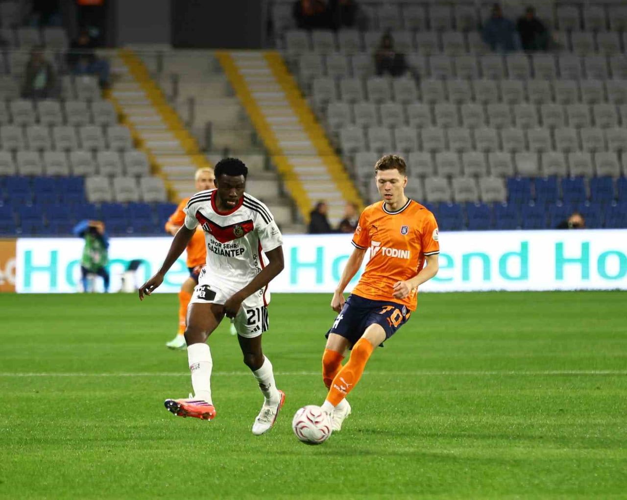 TRENDYOL SÜPER LİG'İN 8. HAFTASINDA BAŞAKŞEHİR, GAZİANTEP FUTBOL KULÜBÜ'NÜ KONUK EDİYOR....