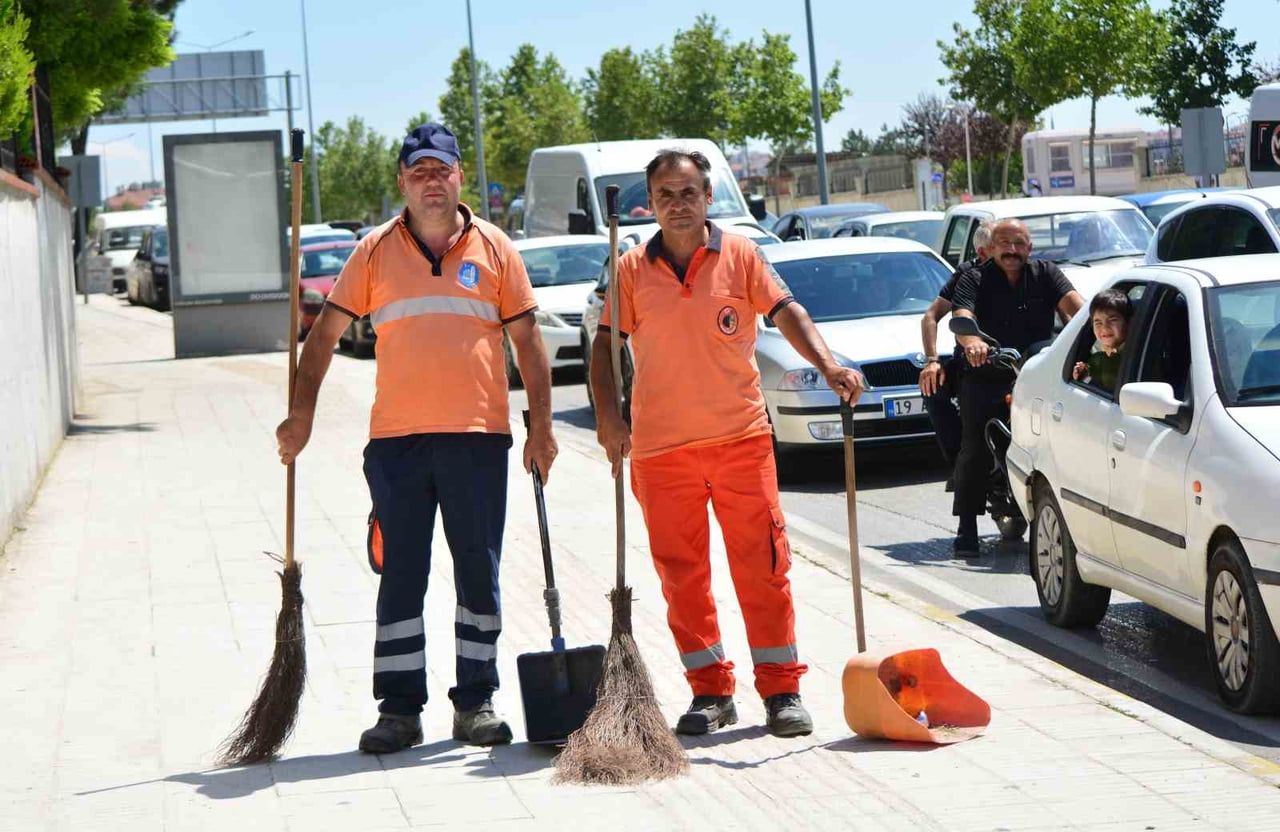 ÇORUM BELEDİYESİ TEMİZLİK İŞLERİ MÜDÜRLÜĞÜ PERSONELİ KENAN ŞAHİNBAŞ (SOLDA) VE NAZIM DEMİRAL...