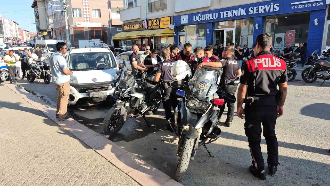 ESKİŞEHİR'DE HAFİF TİCARİ ARACIN ARKADAN ÇARPMASI SONUCU YARALANAN MOTOSİKLETLİ YUNUS POLİSİ...