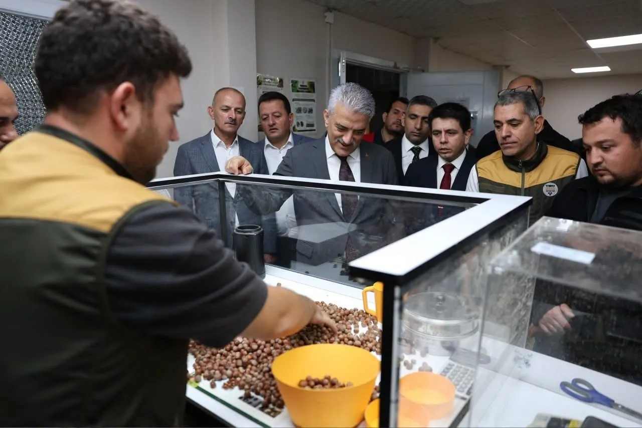 DÜZCE VALİSİ MEHMET MAKAS, ÇİLİMLİ TOPÇULAR’DA FAALİYET GÖSTEREN TOPRAK MAHSULLERİ OFİSİ (TMO)...