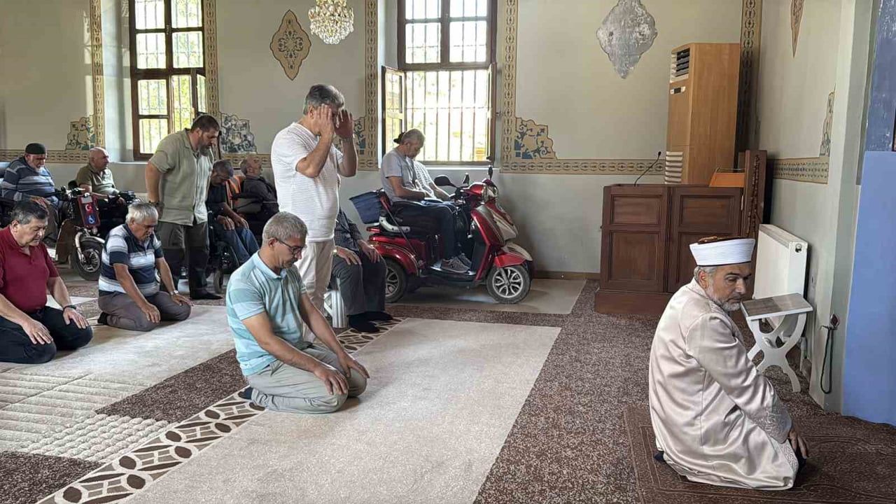 ESKİŞEHİR’DE YER ALAN ASIRLIK HACI HASAN AĞA CAMİİ, ENGELLİ BİREYLERE YÖNELİK 17 YILDIR SUNDUĞU...
