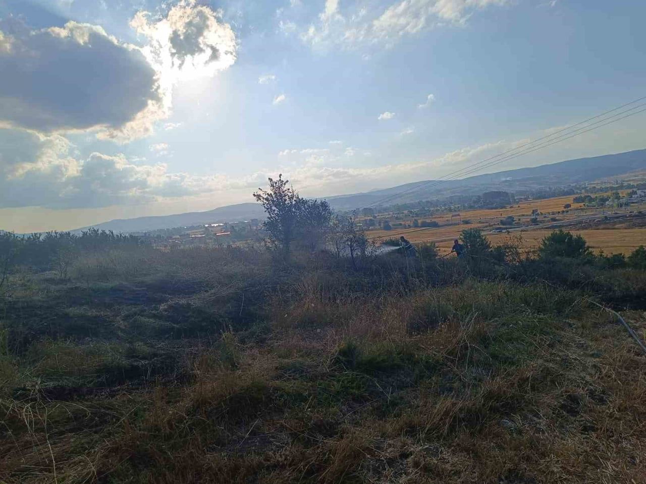 BOLU’DA, YENİ DÖRTDİVAN YOLU ÜZERİNDE ÇIKAN ANIZ YANGINI, İTFAİYE EKİPLERİNİN MÜDAHALESİYLE...