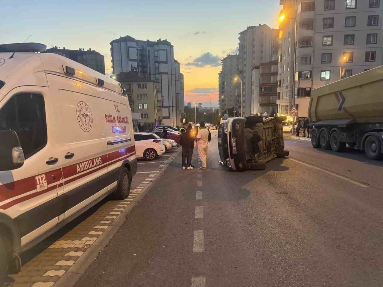 KAYSERİ’NİN MELİKGAZİ İLÇESİNDE HAFİF TİCARİ ARAÇLA ÇARPIŞAN MİNİBÜS, PARK HALİNDEKİ OTOMOBİLE...