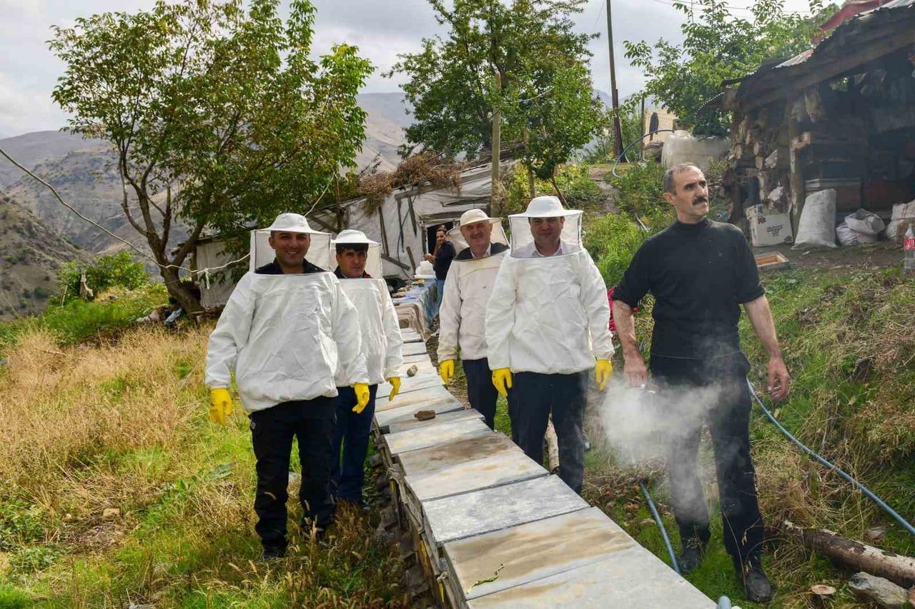 VAN'IN ÇATAK İLÇESİNDE, DOĞAL BİTKİ ÖRTÜSÜ VE YÜKSEK RAKIMLI YAYLALARDA ARILARIN ÜRETTİĞİ...