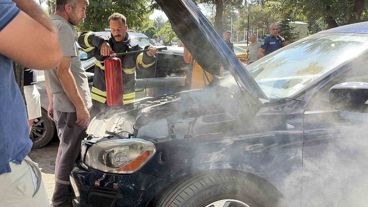 KIRKLARELİ’NDE OTOMOBİLDEN ÇIKAN DUMANLAR PANİĞE SEBEP OLDU