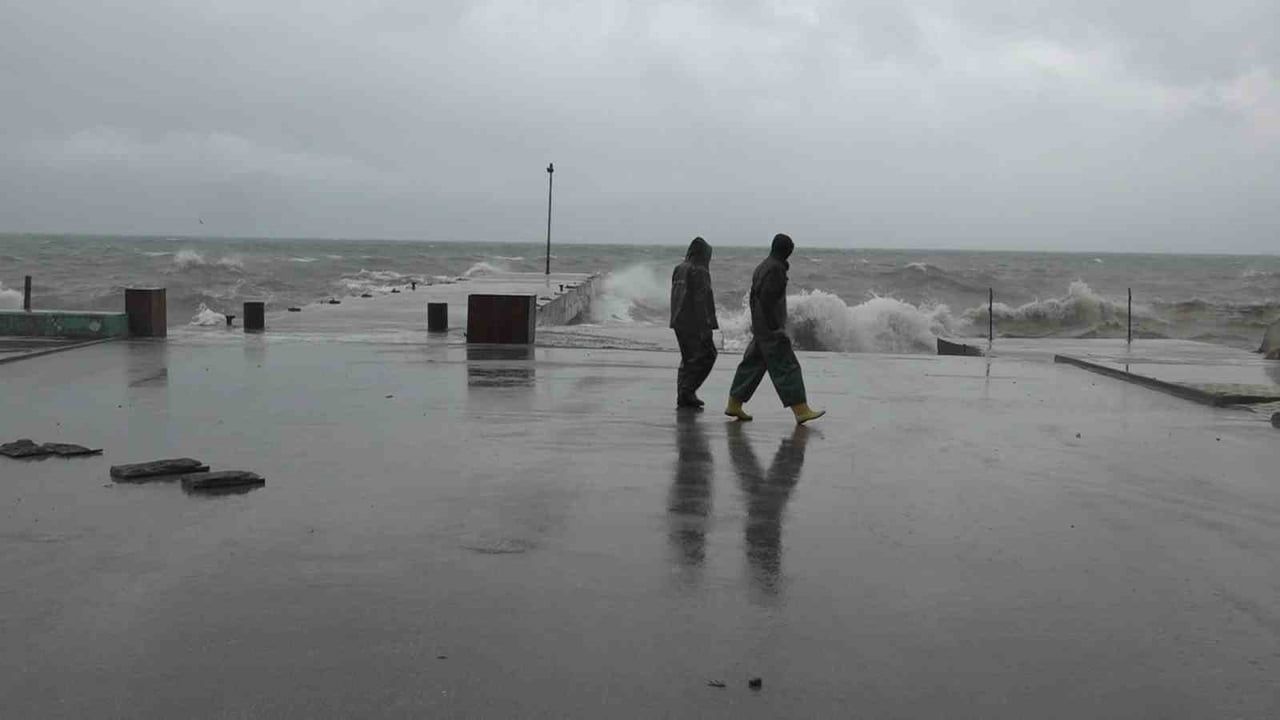 BURSA’DA ETKİLİ OLAN YAĞIŞLA BİRLİKTE, MUDANYA İLÇESİNE BAĞLI TİRİLYE MAHALLESİ’NDE SAHİLDEKİ...