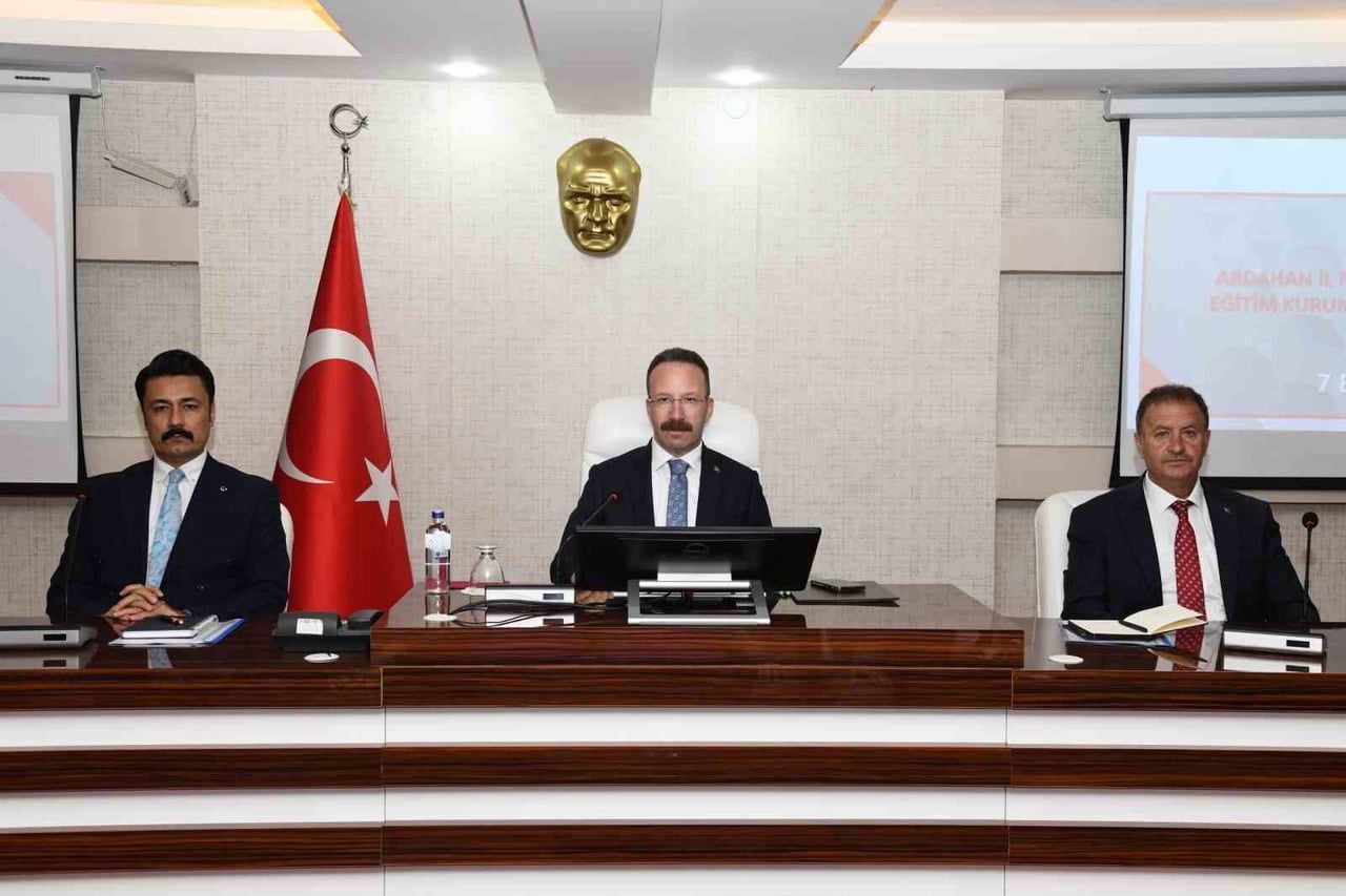 VALİ YAMLI BAŞKANLIĞINDA, EĞİTİM KURUMU MÜDÜRLERİ TOPLANTISI DÜZENLENDİ. (OLGUN...