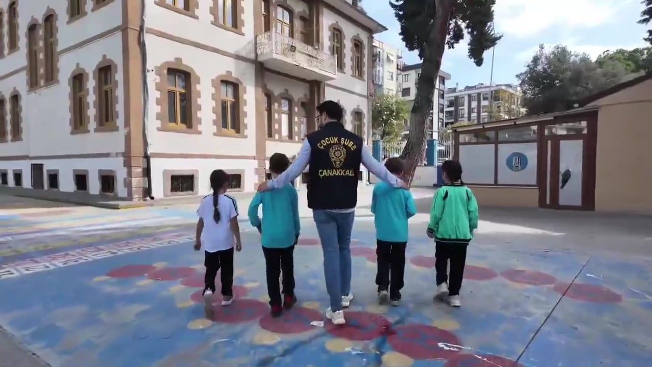 ÇANAKKALE’DE EMNİYET EKİPLERİNCE ÇOCUKLARIN HUZUR VE GÜVENLİĞİ İÇİN OKUL ÇEVRELERİNDE DENETİMLER...