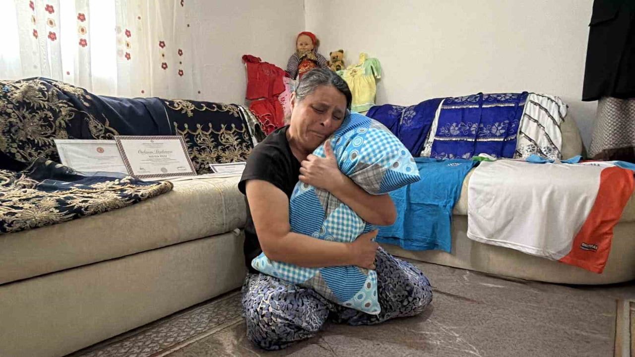 ANNE ÖZLEM FİLİZ, KIZININ KOKUSUNU HİSSETTİĞİ YASTIĞINI ELİNDEN BIRAKAMAZKEN, BİRSEN İÇİN...