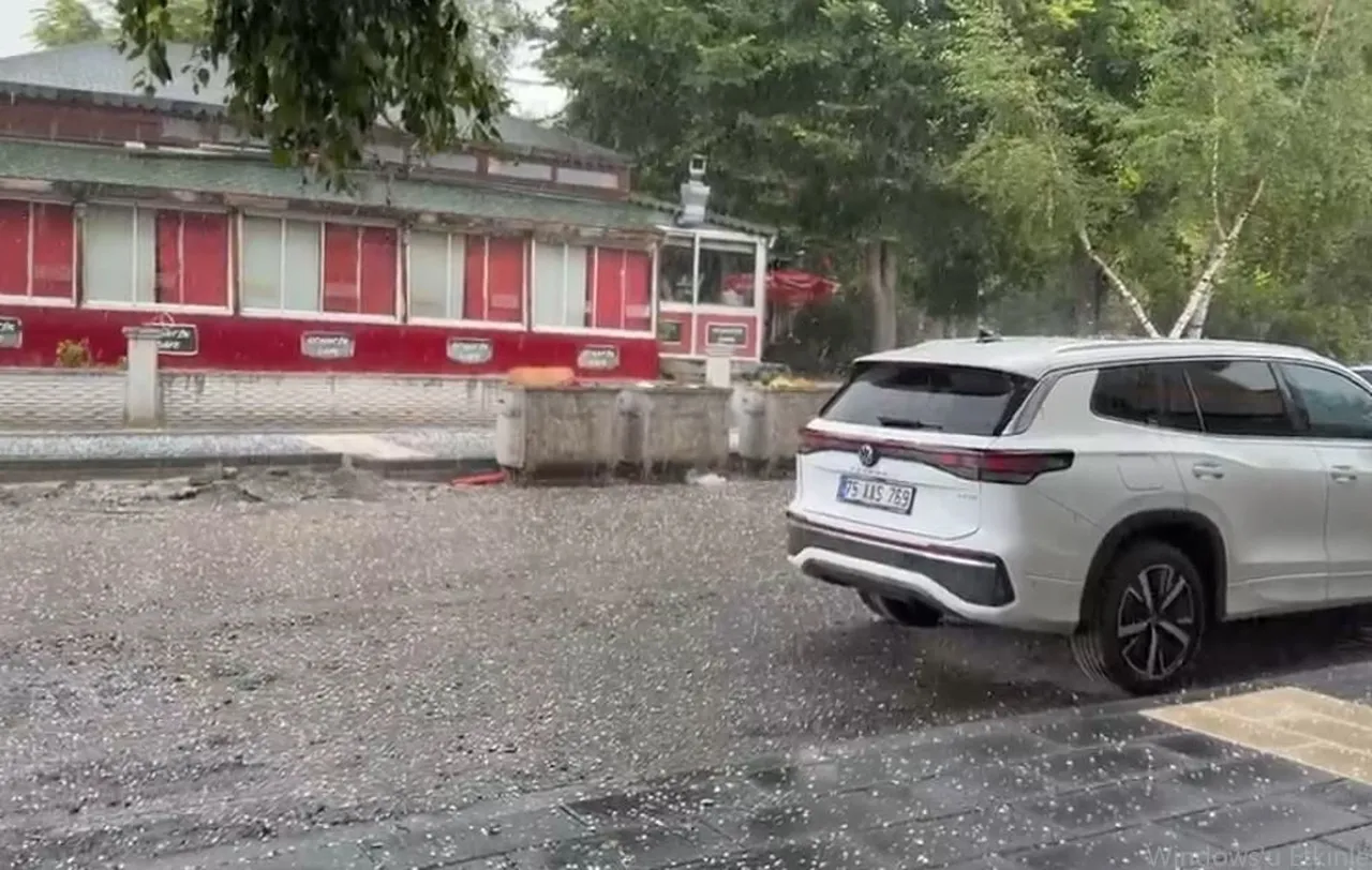 ARDAHAN'DA SAĞANAK VE DOLU HAAYATI OLUMSUZ ETKİLEDİ.