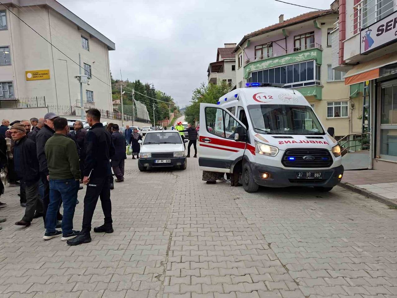 KASTAMONU'NUN HANÖNÜ İLÇESİNDE HALK PAZARINDA OTOMOBİLİN ÇARPARAK BACAĞININ ÜZERİNDEN GEÇTİĞİ...