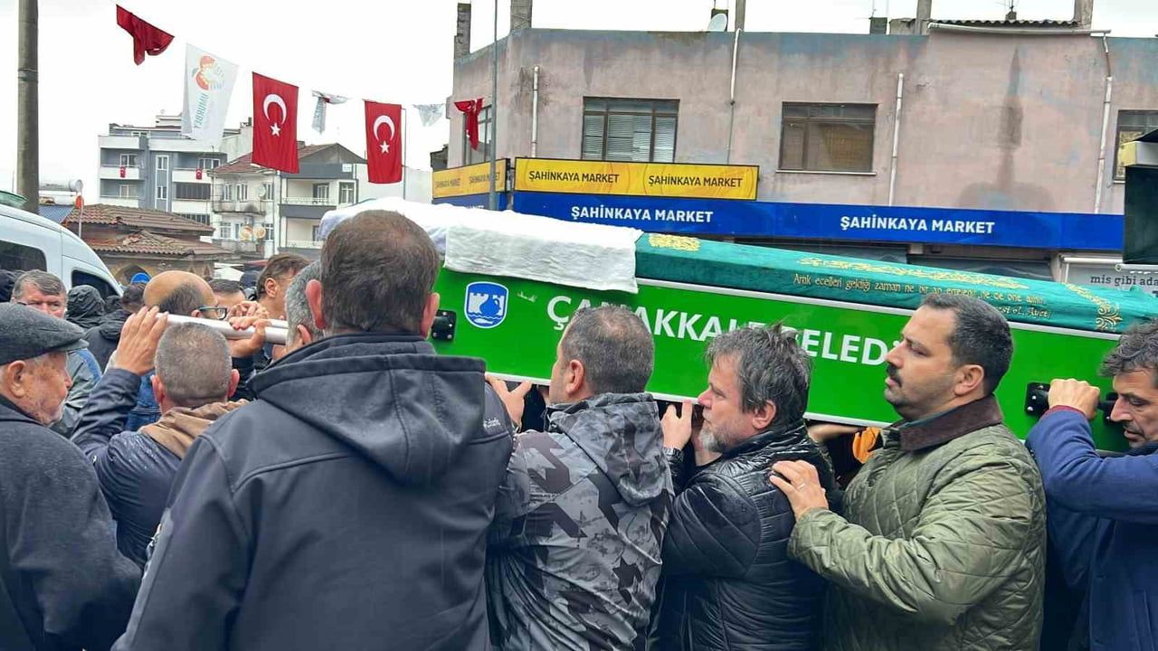 ÇANAKKALE’DE FECİ KAZADA HAYATINI KAYBEDEN EFEHAN UZKUÇ SON YOLCULUĞUNA UĞURLANDI.