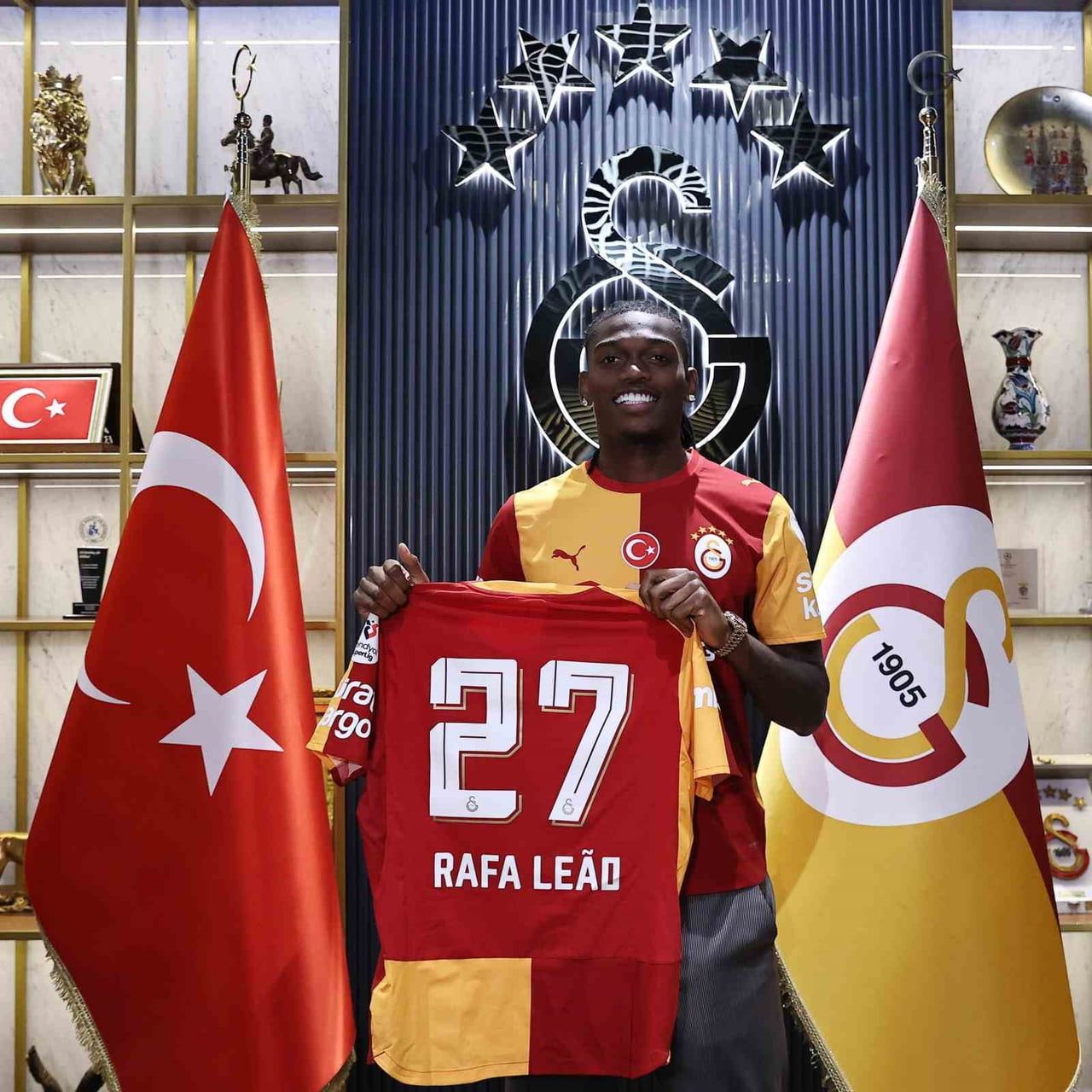 GALATASARAY’IN YENİ TRANSFERİ RAFAEL LEAO, KENDİSİNİ SARI-KIRMIZILI FORMAYA BAĞLAYAN İMZAYI...