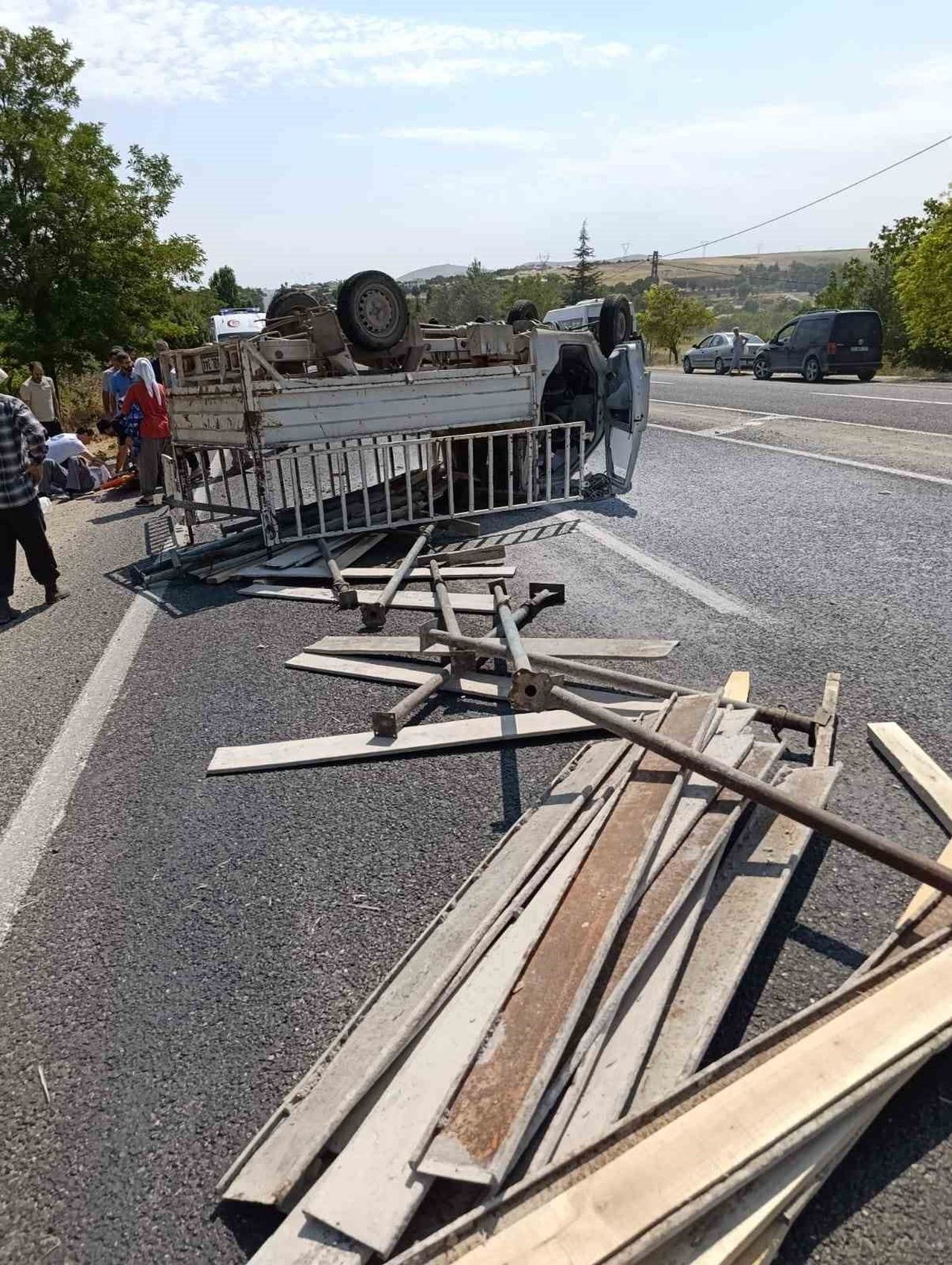 ELAZIĞ’DA İNŞAAT MALZEMESİ YÜKLÜ KAMYONET TAKLA ATTI. KAZADA ARAÇ İÇERİSİNDE BULUNAN 2 KİŞİ...