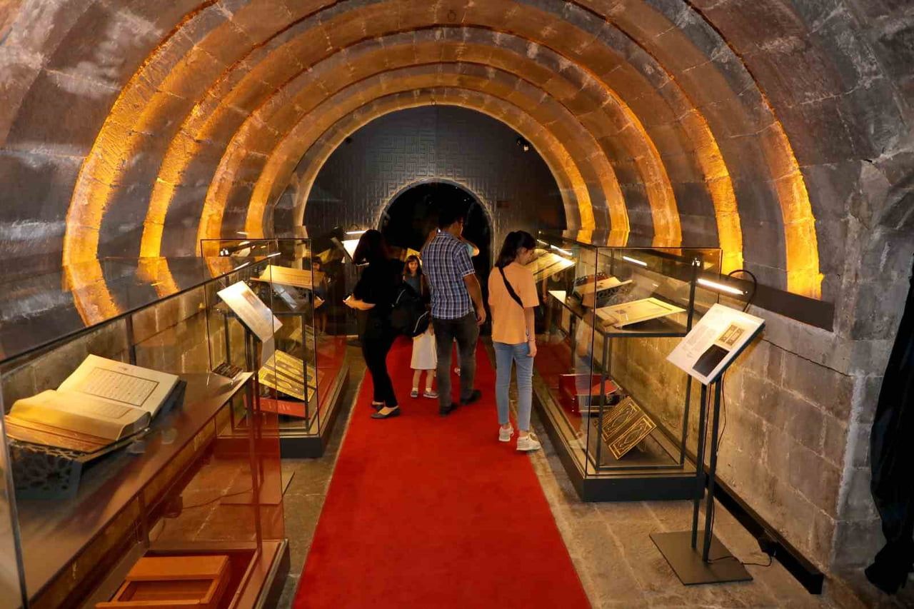 KÜLTÜR VE TURİZM BAKANLIĞININ BAŞLATTIĞI GECE MÜZECİLİĞİ UYGULAMASINA PARALEL OLARAK İLÇEDEKİ...