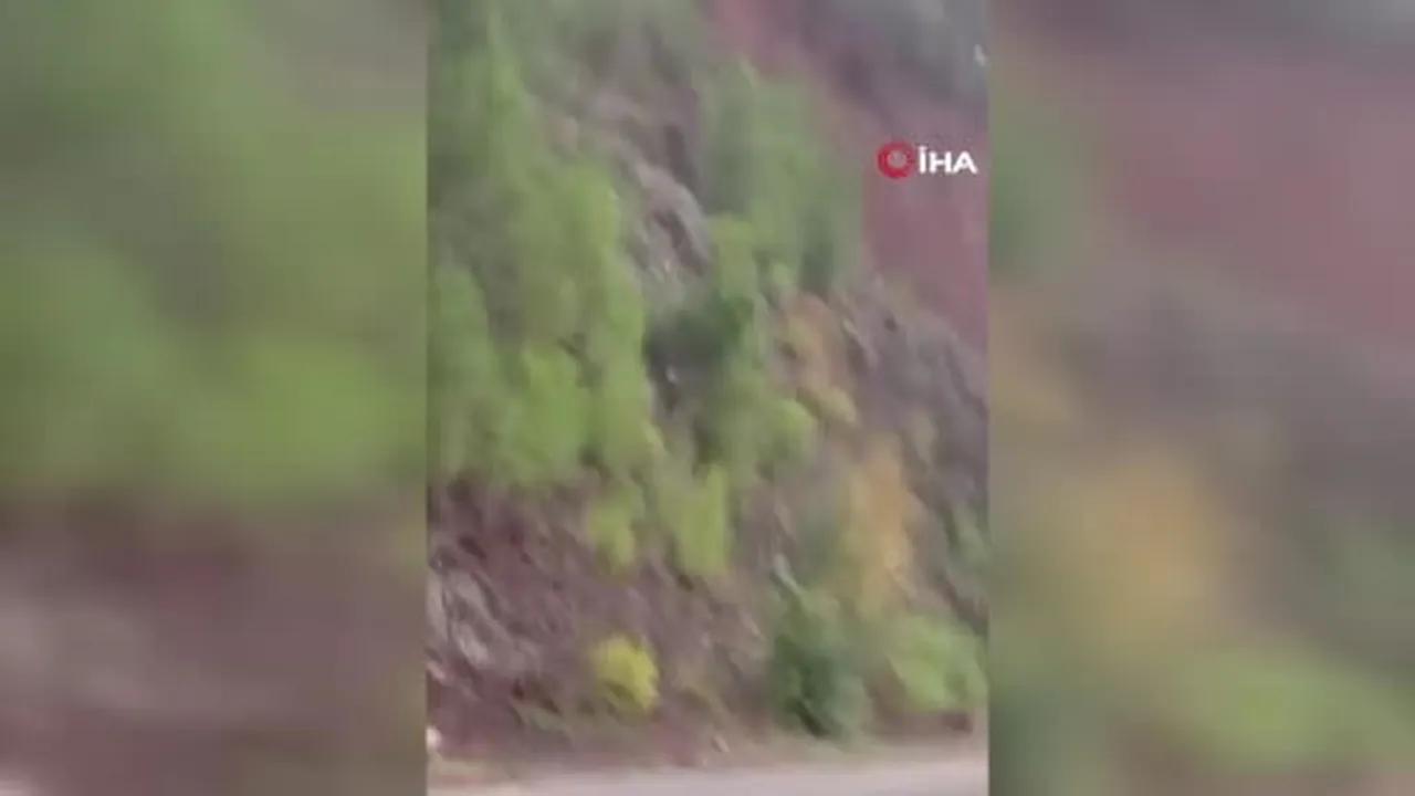 Armutlu'da şiddetli yağış heyelana neden oldu: O anlar kamerada