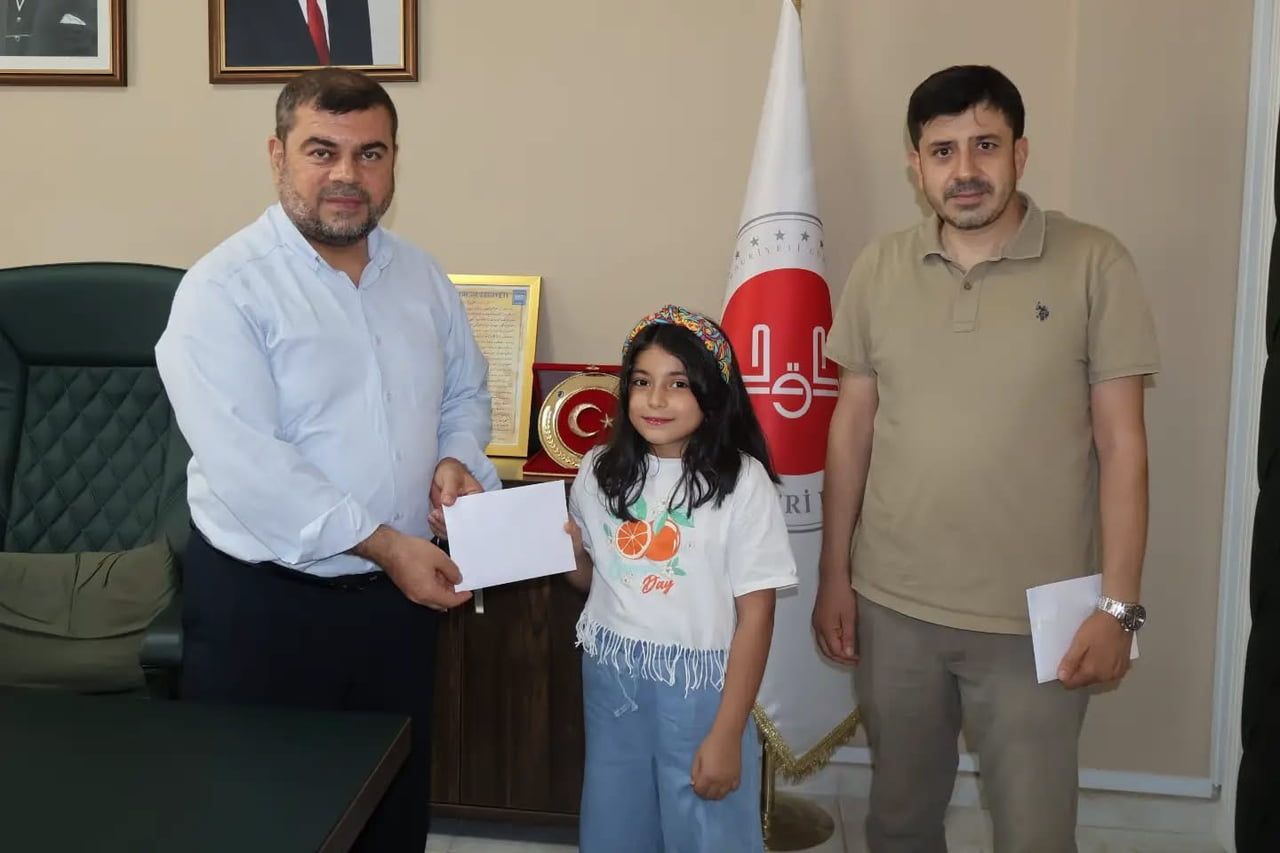 “YAZ KUR’AN KURSU HİKÂYEM” KISA VİDEO YARIŞMASI’NDA DERECEYE GİREN ÖĞRENCİLERE ÖDÜLLERİ TAKDİM...