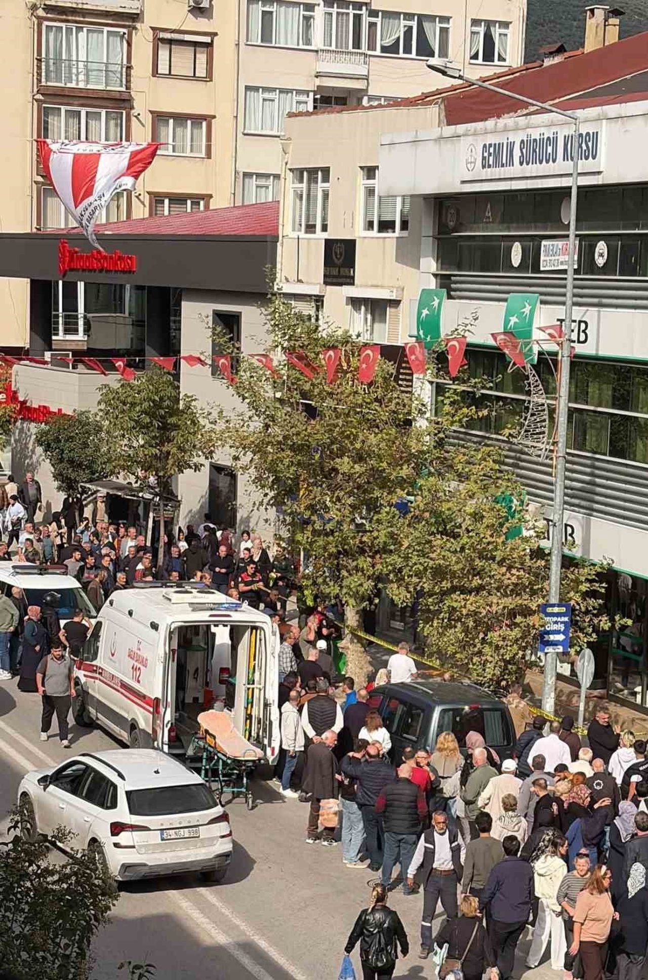 AĞIR YARALANAN GENÇ KADIN, OLAY YERİNDEKİ İLK MÜDAHALENİN ARDINDAN GEMLİK DEVLET HASTANESİ'NE...