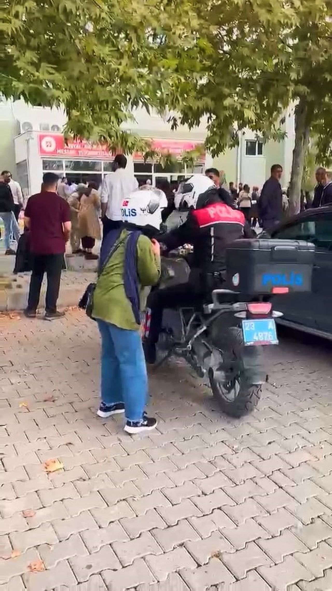 ELAZIĞ'DA KPSS ÖN LİSANS SINAVI'NA GEÇ KALMA TEHLİKESİ YAŞAYAN ADAYLAR İÇİN EMNİYET GÜÇLERİ...