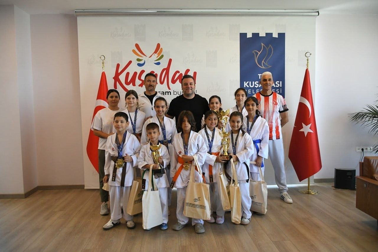 BURSA’DA DÜZENLENEN 7. GEMLİK ULUSLARARASI KARATE TURNUVASI’NDA TATAMİYE ÇIKAN KUŞADALI GENÇ...
