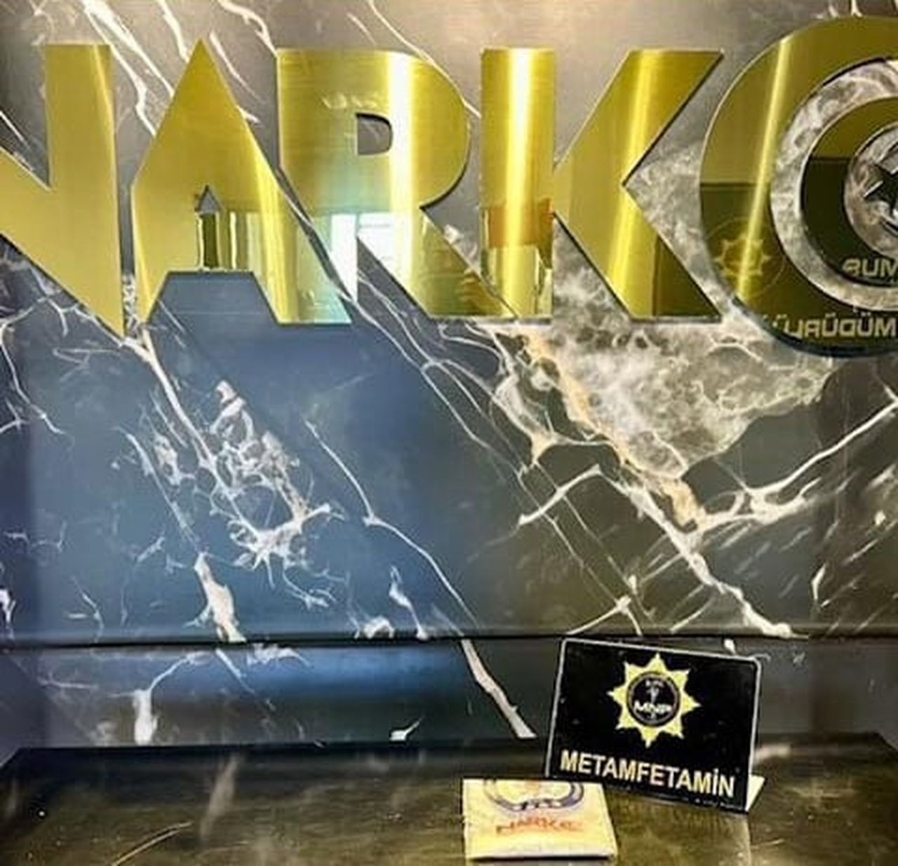 MUŞ’TA POLİS EKİPLERİNCE DURDURULAN BİR ARAÇTA YAPILAN ARAMADA, DİREKSİYON KUTUSUNUN ALT KISMINA...