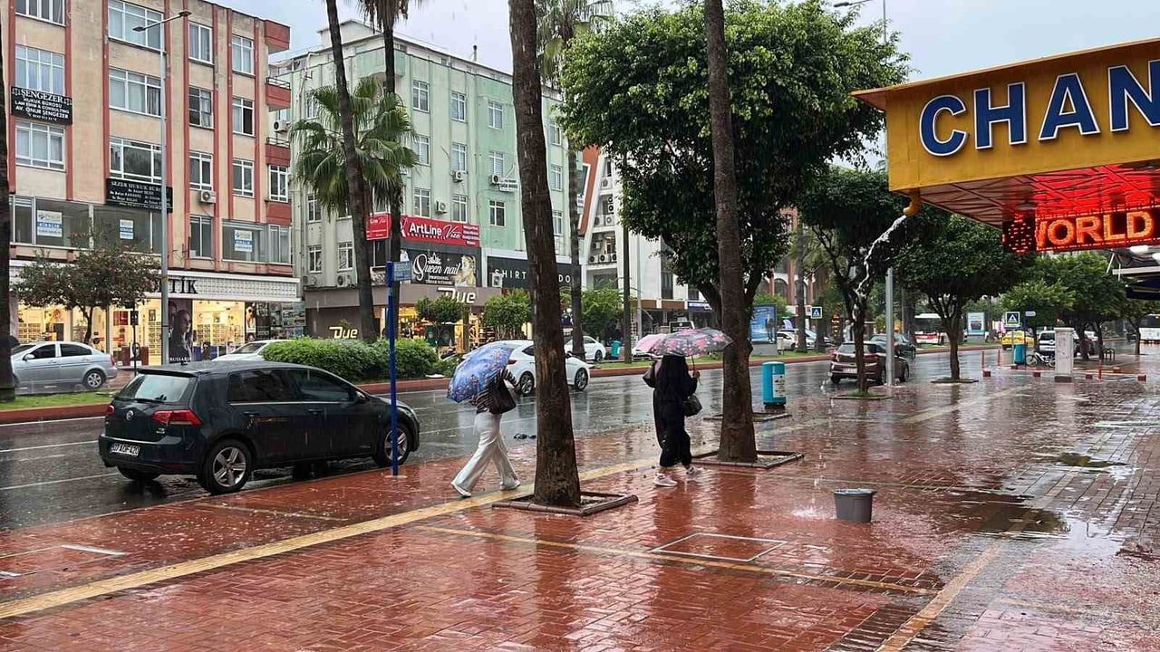 METEOROLOJİ 4. BÖLGE MÜDÜRLÜĞÜNÜN SAĞANAK YAĞIŞ UYARISINDA BULUNDUĞU ANTALYA’NIN ALANYA İLÇESİNDE...