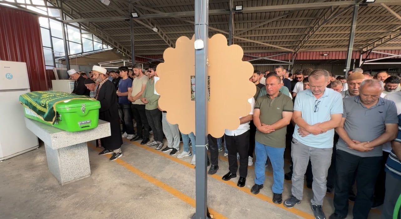 KARABÜK’TE ELEKTRİK AKIMINA KAPILARAK YAŞAMINI YİTİREN GENÇ SON YOLCULUĞUNA UĞURLANARAK TOPRAĞA...