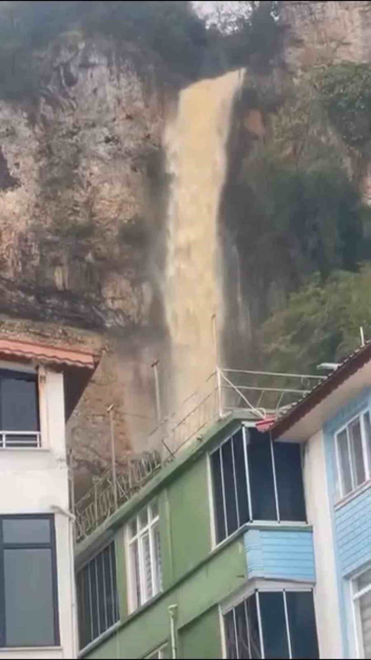BARTIN'DA BUGÜN ÖĞLEN SAATLERİNDE BASTIRAN VE DEVAM EDEN SAĞANAK YAĞIŞ İLE BİRLİKTE İLGİNÇ...