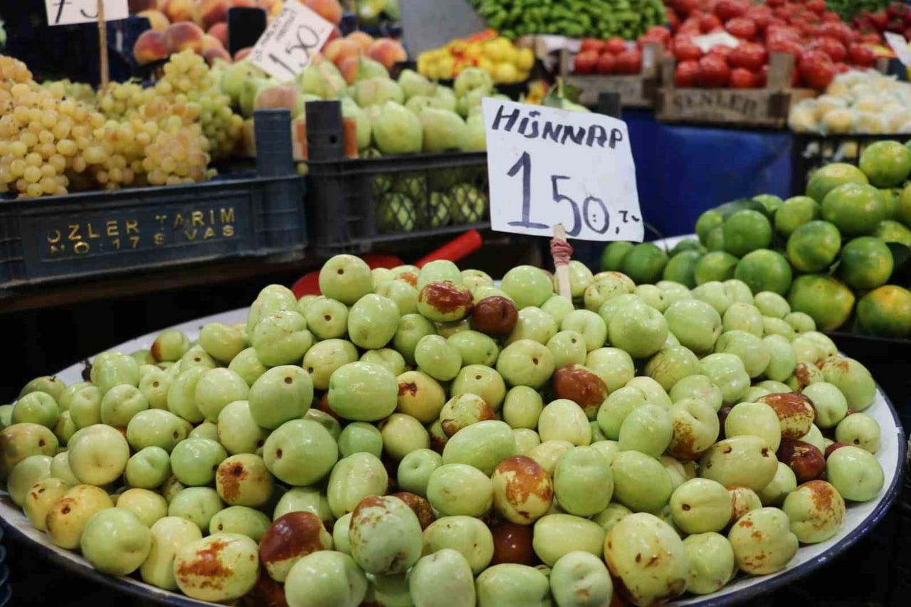 SİVAS’TA HAL TEZGAHLARINDA YERİNİ ALAN HÜNNAP MEYVESİ BİR ÇOK FAYDASI İLE VATANDAŞLARIN GÖZDESİ...
