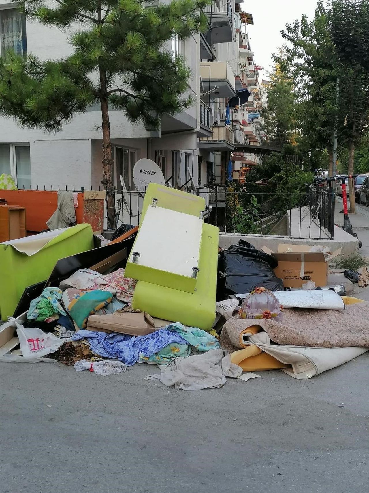 ESKİŞEHİR'DE YOL KENARINA BIRAKILAN MOBİLYA VE ATIKLAR SEBEBİYLE ORTAYA ÇIKAN KÖTÜ GÖRÜNTÜ DİKKAT...