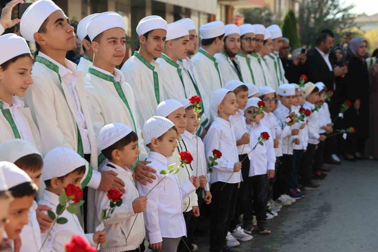 KÖRFEZ’DE HAFIZLIK EĞİTİMLERİNİ TAMAMLAYAN 33 ERKEK VE 24 KIZ ÖĞRENCİ, DÜZENLENEN TÖRENLERLE...