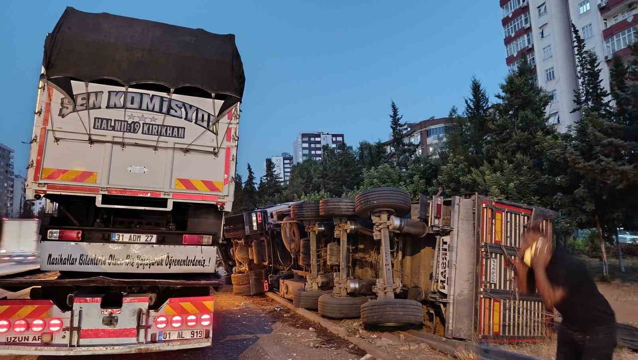 ADANA’DA TAG OTOYOLUNDA 4 ARACIN KARIŞTIĞI ZİNCİRLEME TRAFİK KAZASINDA 3 KİŞİ YARALANDI. BİR SÜRE...