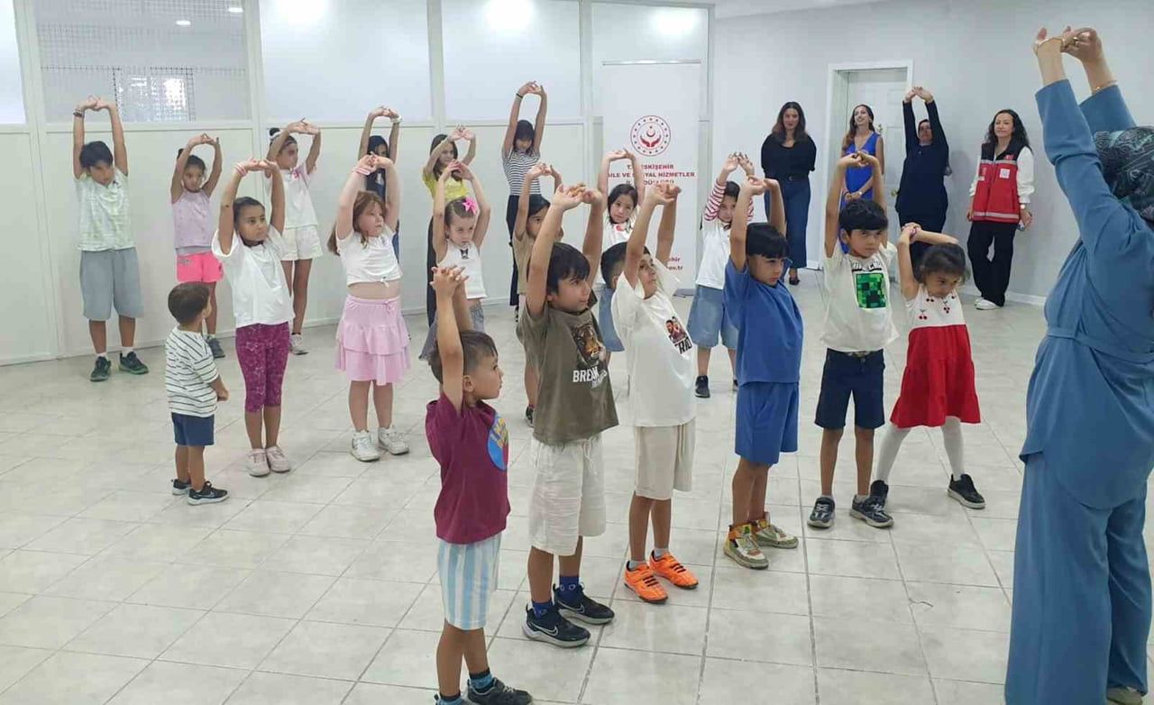ESKİŞEHİR'DE GERÇEKLEŞTİRİLEN 'DİJİTAL DETOKS KAMPI' ETKİNLİĞİ SAYESİNDE HEM AİLELER HEM DE...