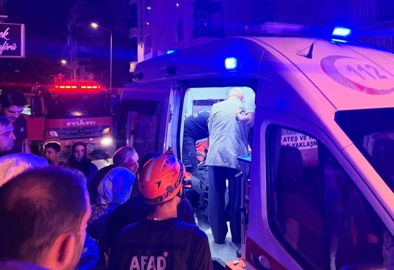 SİİRT’TE ASANSÖRDE AYAĞI SIKIŞAN 8 YAŞINDAKİ ÇOCUK, EKİPLERİN ÇALIŞMASI SONUCU KURTARILARAK...