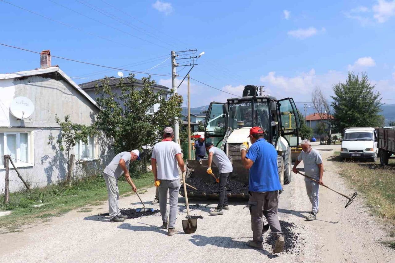 DÜZCE’NİN CUMAYERİ İLÇESİNDE BELEDİYE EKİPLERİ, İLÇE GENELİNDE ULAŞIM KONFORUNU ARTIRMAK VE YOL...