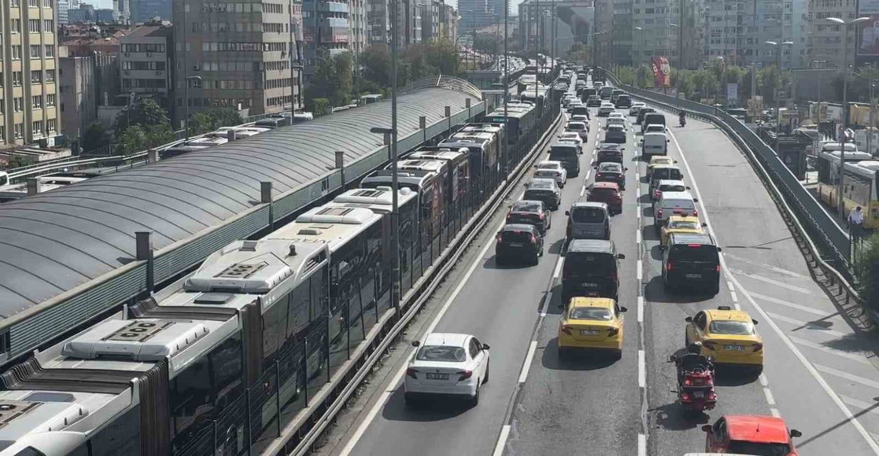 İSTANBUL MECİDİYEKÖY METROBÜS DURAĞI’NDA ARIZALANAN METROBÜS NEDENİYLE SEFERLERDE AKSAMA YAŞANDI....