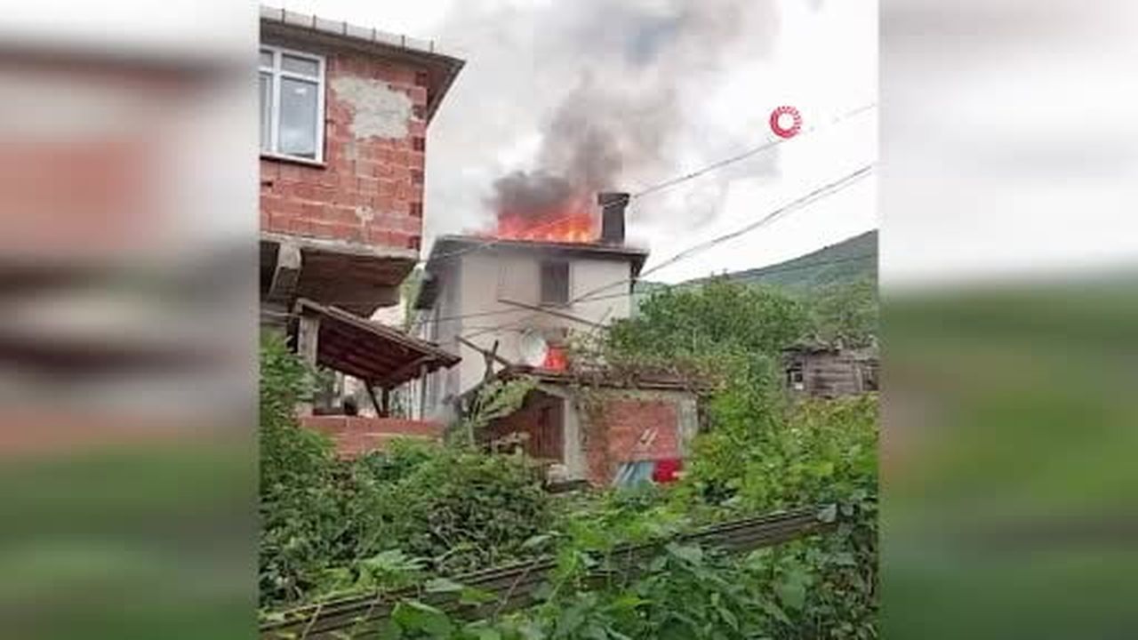 Kastamonu'da iki katlı ev alev alev yandı