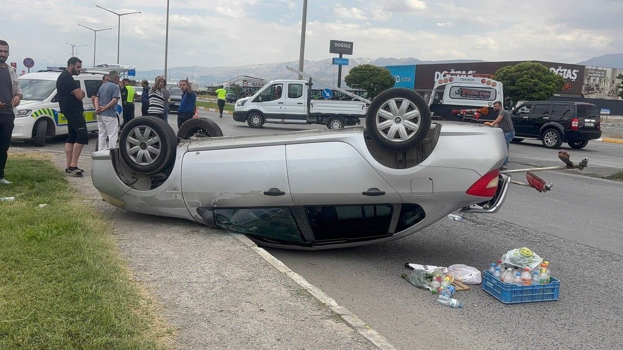 ERZİNCAN’DA OTOMOBİLİN KONTROLDEN ÇIKARAK TAKLA ATMASI SONUCU 2 KİŞİ YARALANDI