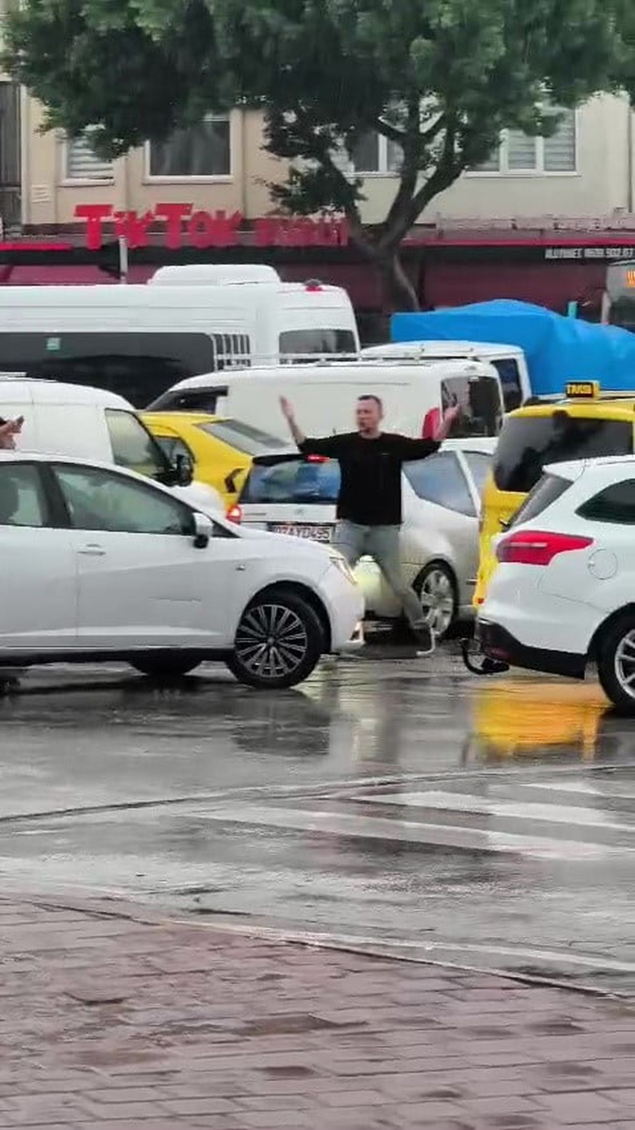 ANTALYA’NIN MURATPAŞA İLÇESİNDE ÇALIŞMAYAN TRAFİK IŞIKLARI NEDENİYLE KAVŞAK SİSTEMİNDE TRAFİK...