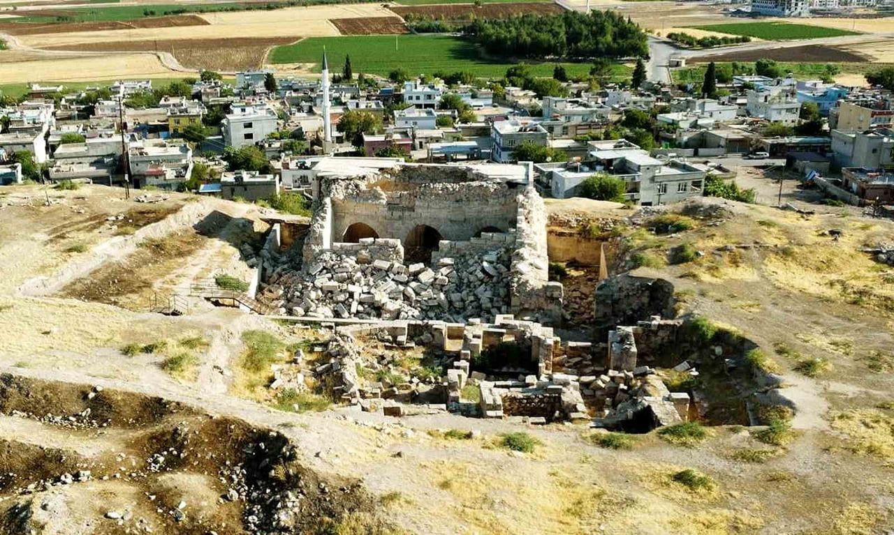 GAZİANTEP'İN ARABAN İLÇESİNDE, 6 ŞUBAT DEPREMLERİNDE AĞIR HASAR GÖREN VE GİRİŞ KISMI İLE TAVANI...