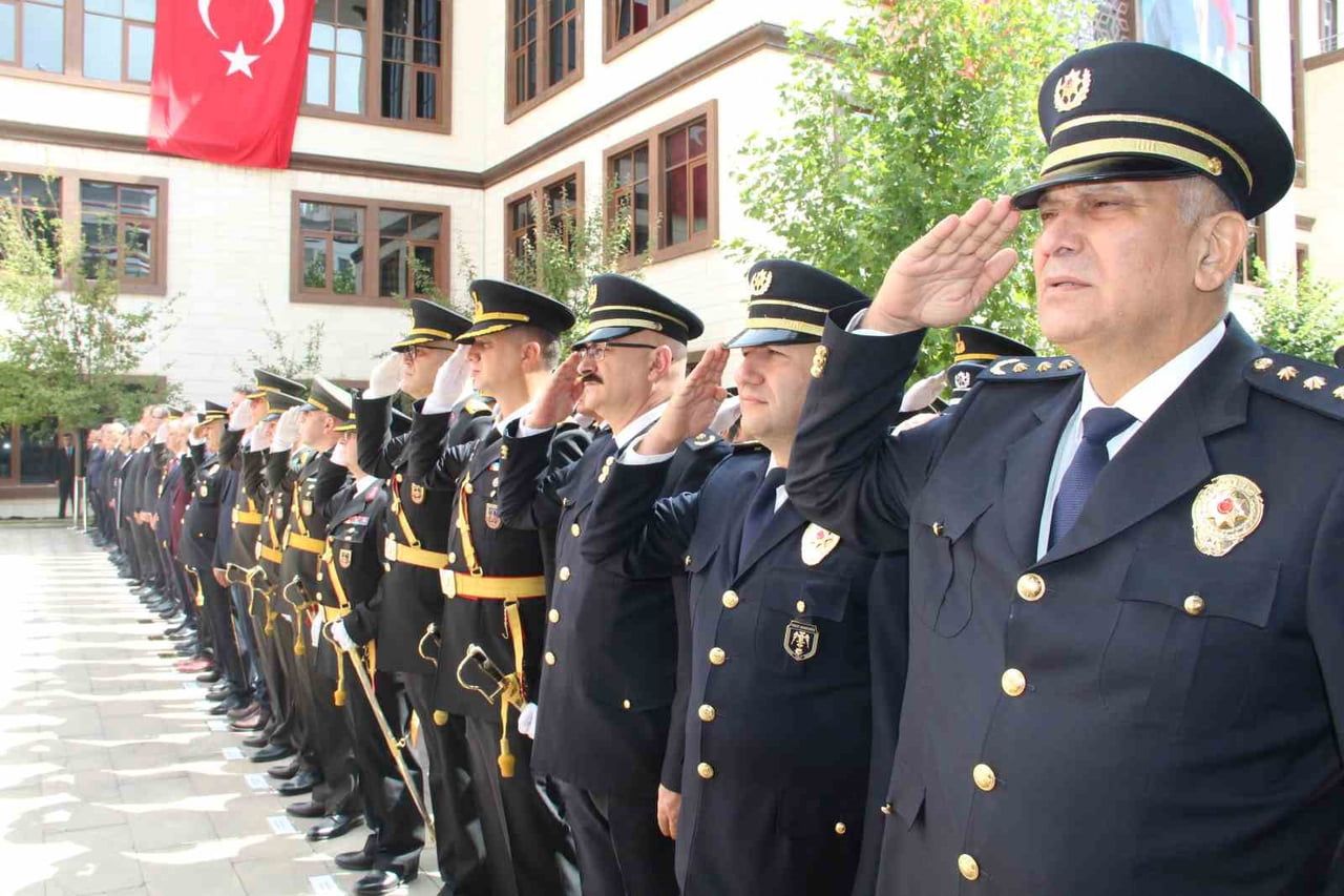 BİNGÖL’DE 30 AĞUSTOS ZAFER BAYRAMI İÇİN ÇELENK SUNULDU