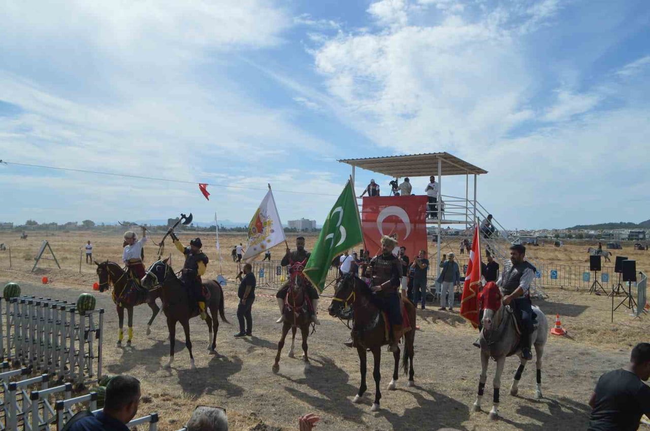AYVALIK’TA RAHVAN AT YARIŞLARINDA 100 AT PİSTE ÇIKTI